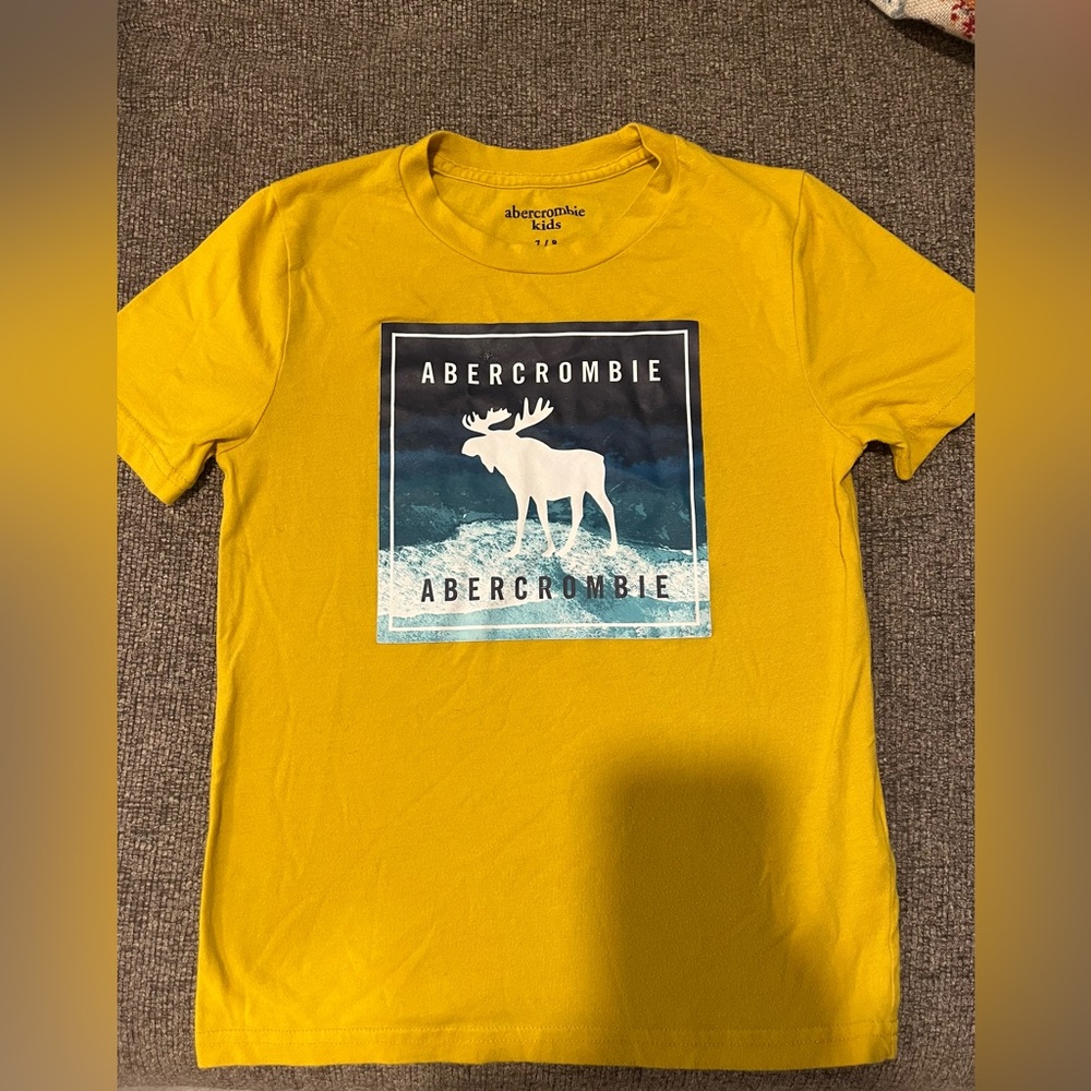 Boys like new Abercrombie t shirt. Size 7/8.